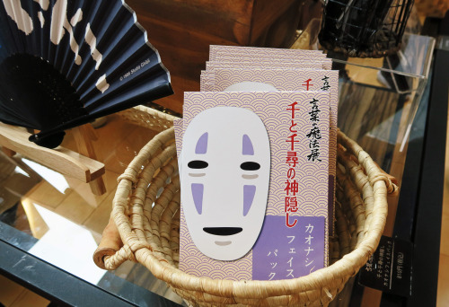 ninetail-fox:Japanese face pack ,Ochanomizu