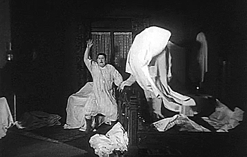 an-unconventional-lady:  Stan and Ollie are chased by a “spook” in The Laurel-Hardy