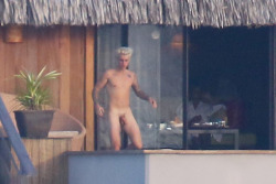 spycamfromguys:  Justin BIEBER caught naked!See