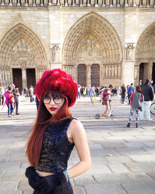 The red velvet goes to Notre-Dame