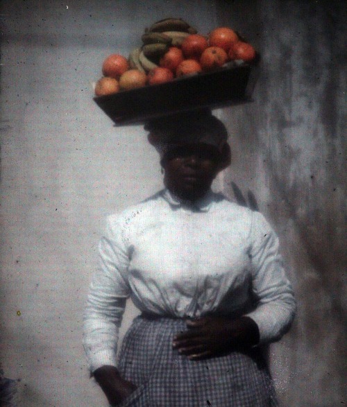 1regardoblique:  henk-heijmans:Woman carrying a tray of oranges and bananas on her head, Bermuda, ca. 1913 - by Karl Struss (1886 - 1981), American @henk-heijmans