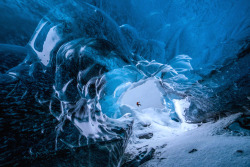 nubbsgalore:  photos from a glacial cave under the breiðamerkurjökull glacier, which is an outlet glacier to the larger vatnajökull glacier at the northern end of jökulsárlón glacial lagoon in southern iceland. as air bubbles, which would otherwise