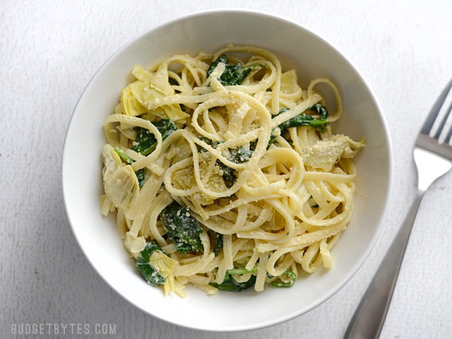 foodffs:  20 MINUTE CREAMY SPINACH ARTICHOKE PASTA Really nice recipes. Every hour.