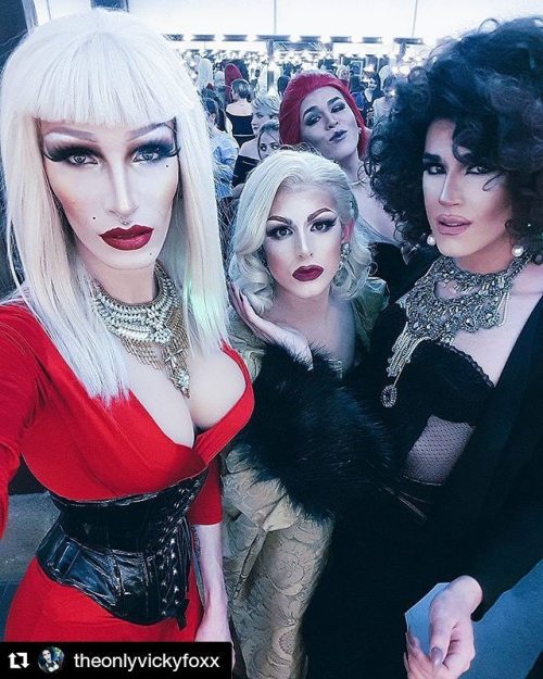 dragqueengalore: #ThanksForTagging #VickyFoxx #GlamourQueens #DragQueensGalore #DQG   #Repost @theonlyvickyfoxx (@get_repost) ・・・ Fotito en los premios de @harpohrp con mis @montes.ylove, @srta.ditta y la @nahiarakardash  una tarde noche maravillosa