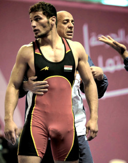 guyspantsdown:  Wrestler bulge