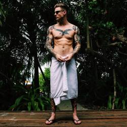 thomasdavenport:I’M ON HOLIDAYS GIVE ME A BREAK  (at Maldives Islands)