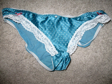 herunderweardrawer: It’s amazing how a lace trim, no more than an inch wide, can have such a powerfu