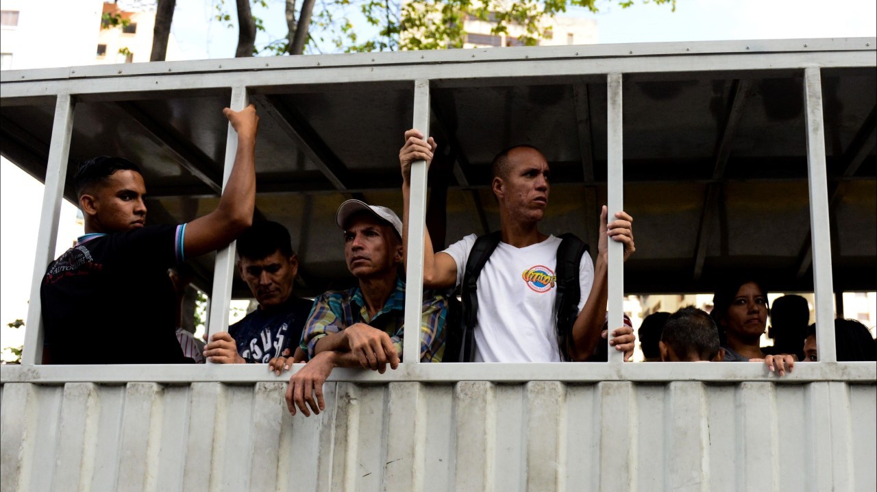 “PERRERAS” EL TRANSPORTE EN CARACAS. Ante la crisis del transporte, las autoridades venezolanas buscan paliar las dificultades y ofrecen camiones improvisados, peligrosos que son foco de accidentes. (AFP PHOTO)
MIRÁ TODA LA FOTOGALERÍA—>