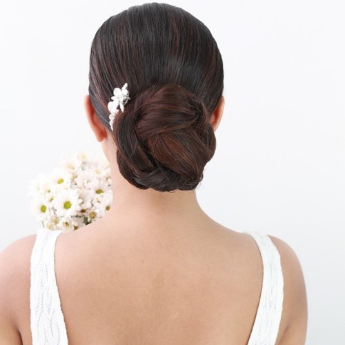 It’s day two of #365daysofbraids from @sarahpotempa! Her steps for making this wrap-up bun: Cr