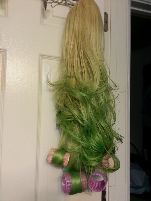 ceratopian:Adventures in wig dyeing! I used a diluted copic marker refill in apple green and it dy