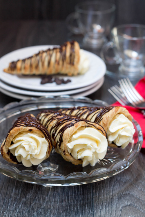 foody-goody:  Dark Chocolate Cream Horns Find the recipe on Erren’s Kitchen