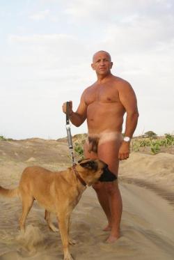 stocky-men-guys:  Big, strong and sexy menStocky