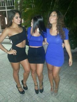 chicksintightdress:  threesome 