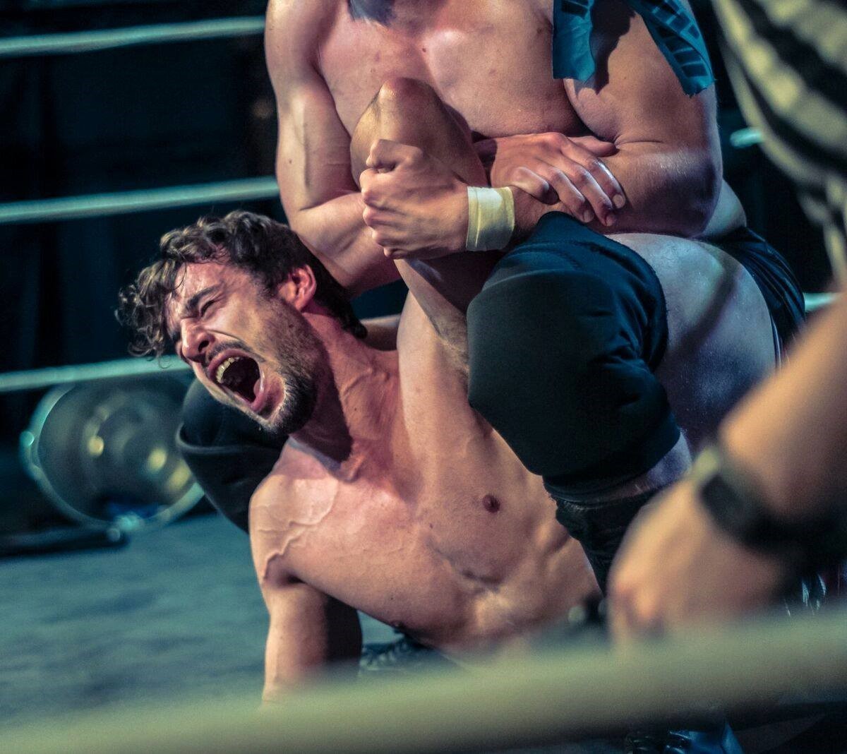 We can always count on Liam Lazarus / Liam Slater to suffer beautifully in any hold…….here the armbar hurts so much his fuckin veins are popping up!!!!
Dude below with the stubble beard and buzzcut looks familiar but can’t remember his name……..anyway...