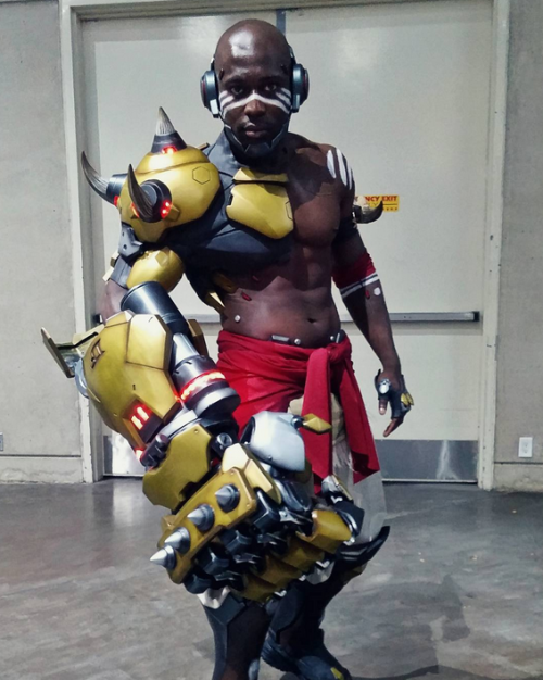 the-future-now: At this year’s San Diego Comic-Con, Overwatch’s newest character, Doomfist — set to release on July 27  — made his debut appearance. Not the real Doomfist, of course,  but a very talented model dressed head-to-fist-to-toe in some