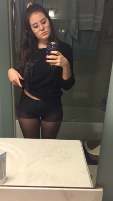 lycracontroltoppantyhose:  fuckmetodeathh:  Who’s into pantyhose?  I love control top! 