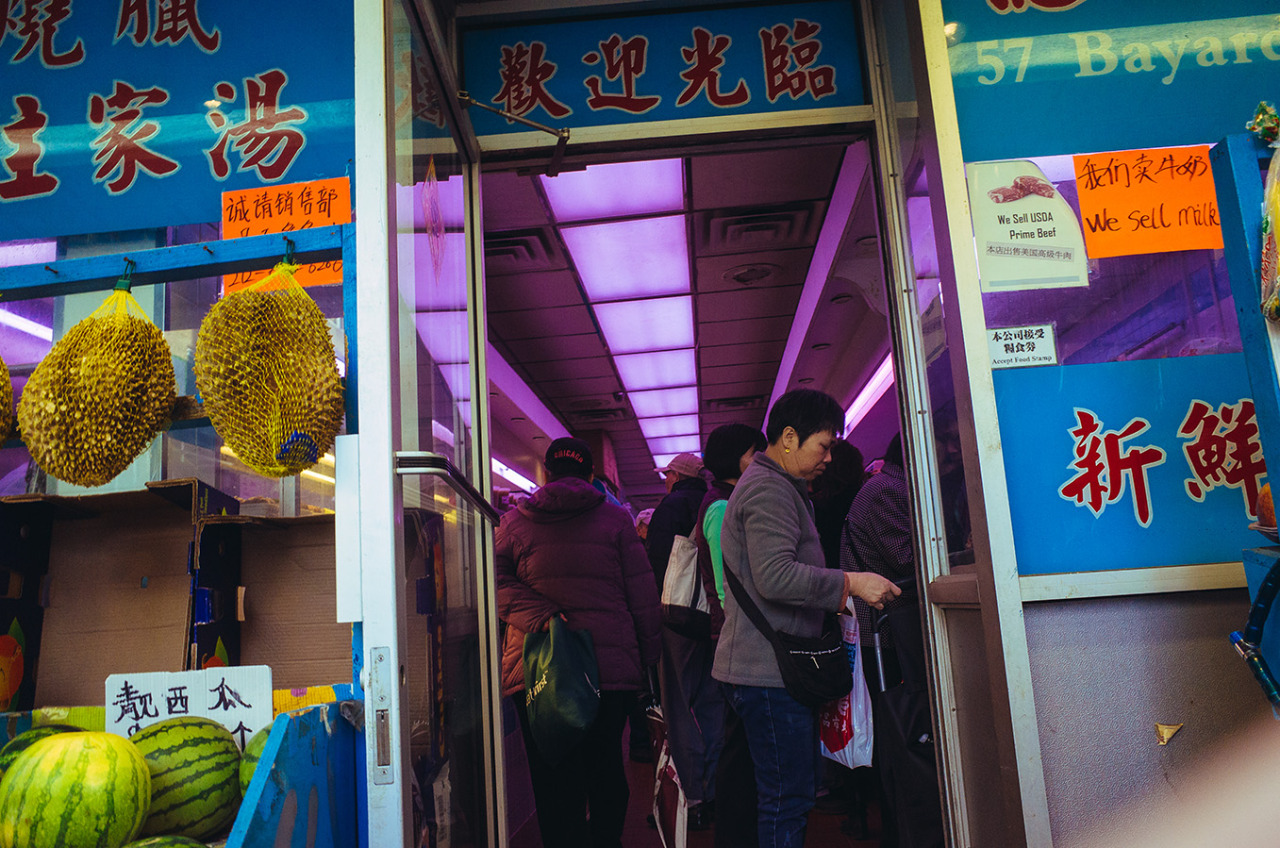 曼哈顿华埠
CHINATOWN
There is nothing quite like China Town.
Loud, noisy, and dirty, China Town represents the real New York.
It is a crush of humanity that is part tourist trap, part strip mall, and part dividing line.
Doyers Street, just a block long,...