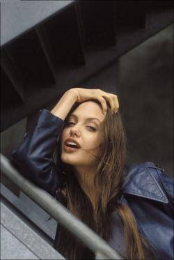 puthas:  Angelina jolie (1994)