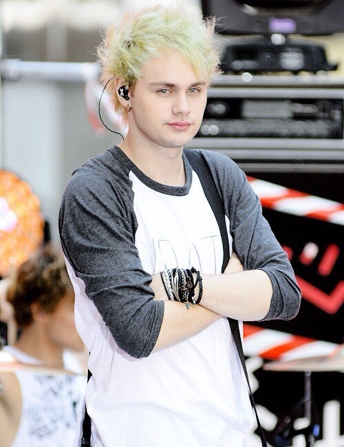 ashtongirlforever:  Michael Clifford is a beautiful human being 