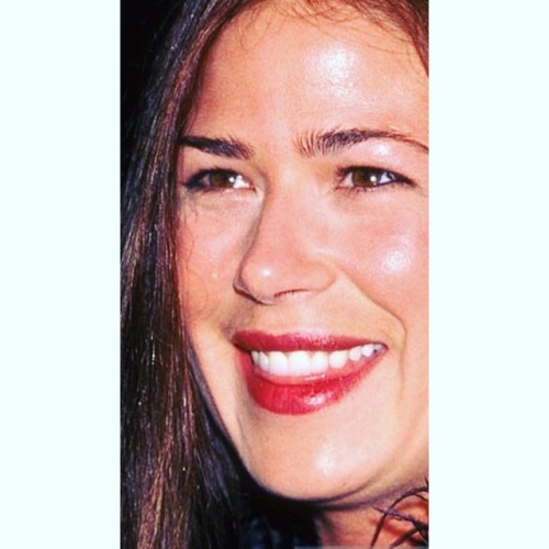 Stunning Maura Tierney attends the premiere of ‘Primary Colors’ on March 12, 1998 at the