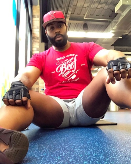 shottayute: Stretch!!!!….. ‍♂️‍♂️ (at Blink Fitness)www.instagram.com/s.h.o.t.t.a.718/p/BrdS