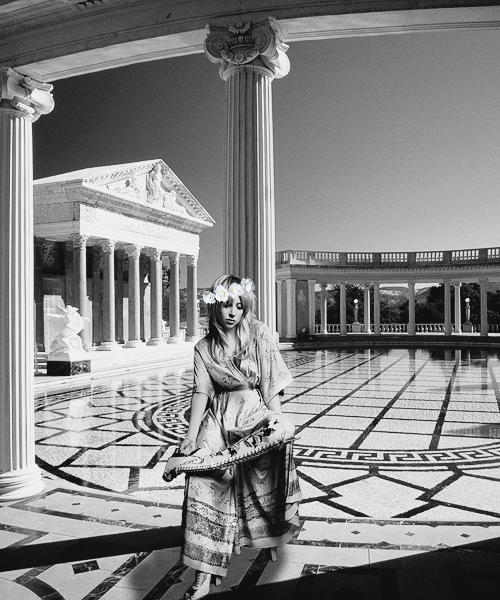 artmafias:  The Goddess Of Love sitting by the pool in her castle 