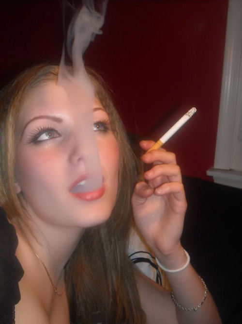 smokingsexplayground: Sexy Smoking Hottie