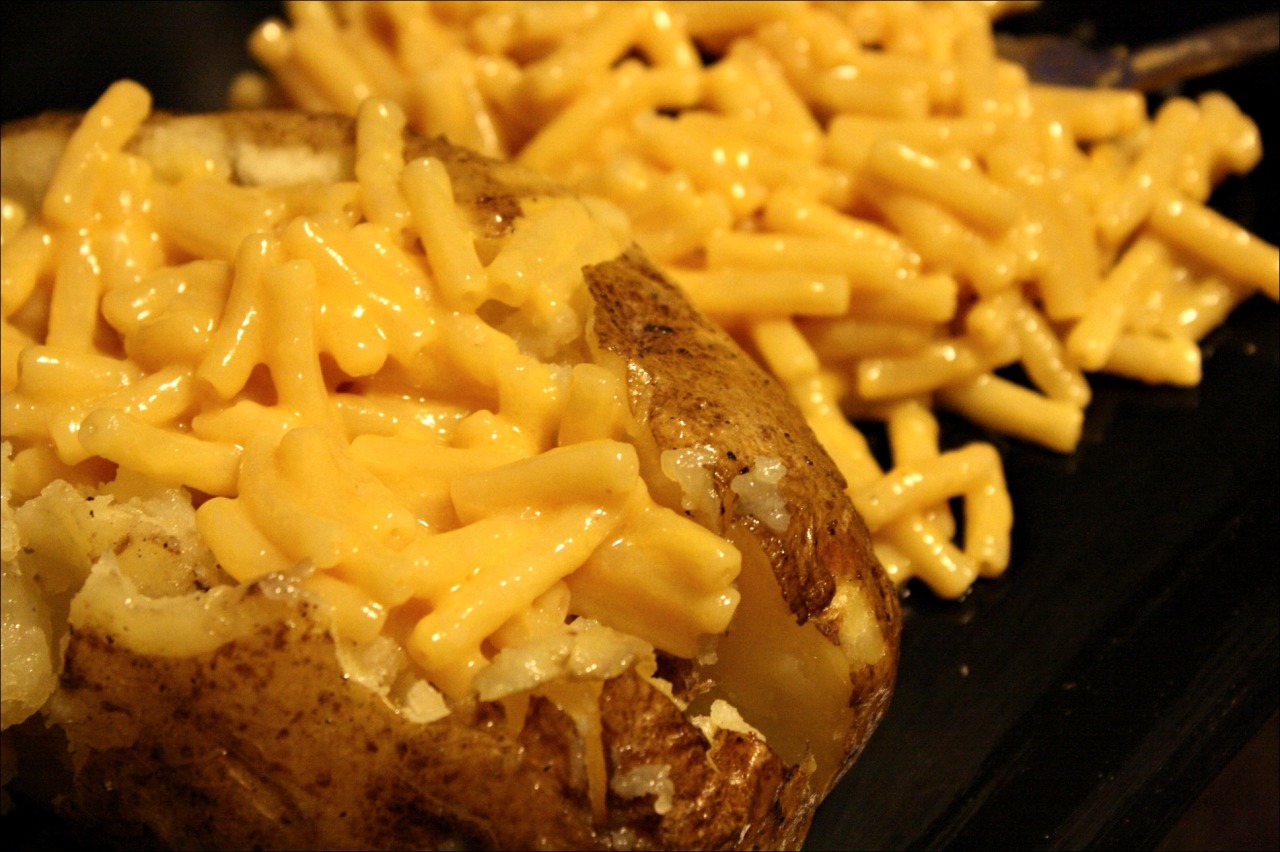 mer-se:  Baked potatoes with Earth Balance mac n cheese cause we’re lazy. But yum