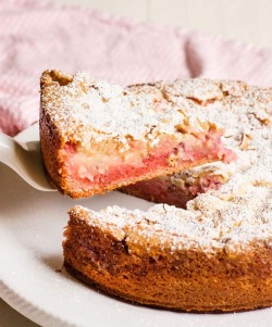 foodffs:  Strawberry Ooey Gooey CakeFollow for recipesIs this how you roll?