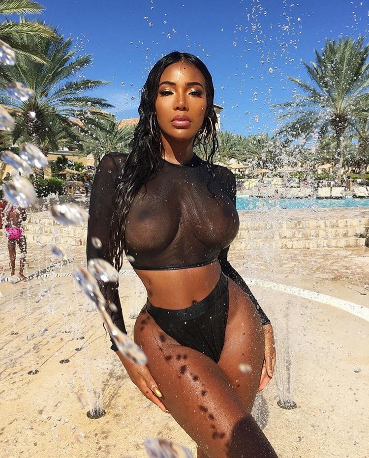 vividparallels:  Monifa Jansen  Delicioso chocolate!