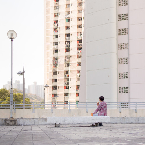 屯門 • 大興邨 ｜ Tuen Mun • Tai Hing Estate下闊上窄的大廈設計是大興邨的特色，這點相信我亦不用再作多介紹。傾斜的屋苑線條以及淡淡的配色，散發出一股閒適與哀愁，其平台亦有別