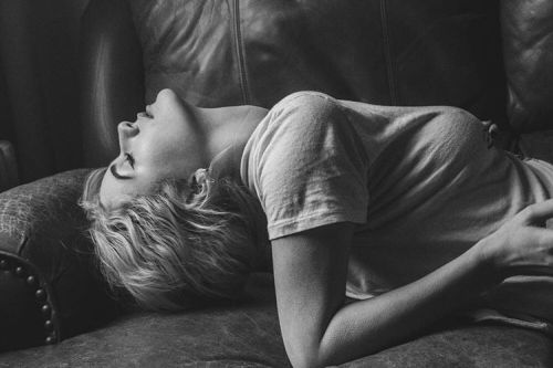 mikeymcmichaelsphotos:@mckenzieeckels #mikeymcmichaels #nyc #bnw #blackandwhite #couch #model # (at 