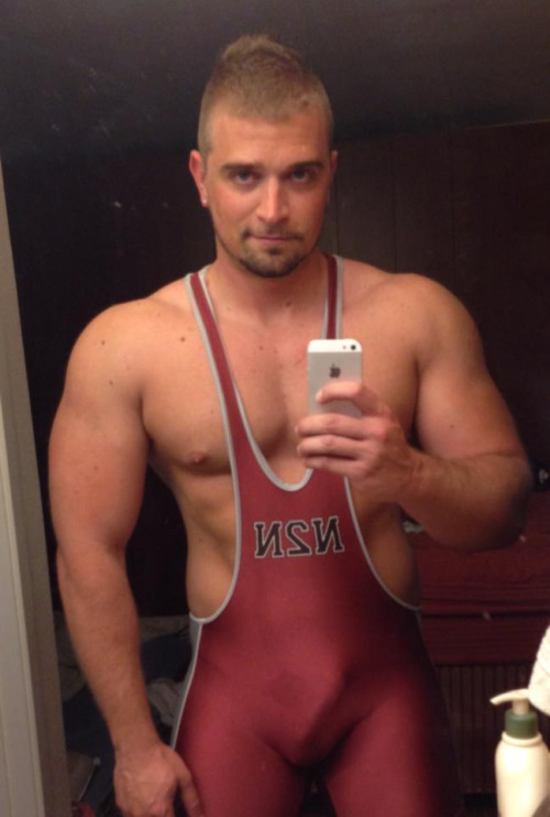 piledriveu:  hot fuckin singlets!!!!!! nice and tight on a bod……showing off his