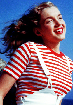 missmonroes:  Marilyn Monroe photographed by André de Dienes, 1945 