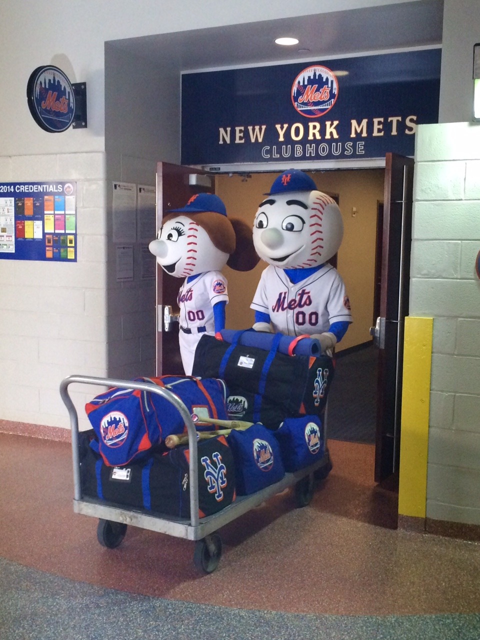 mets:  Happy Truck Day! Mr. and Mrs. Met helped pack up the team truck that’s headed