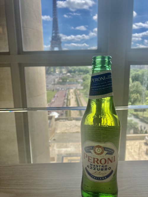 detournementsmineurs:Bière Peroni prise face à la Tour Eiffel du café du Musée de l'Homme entre deux