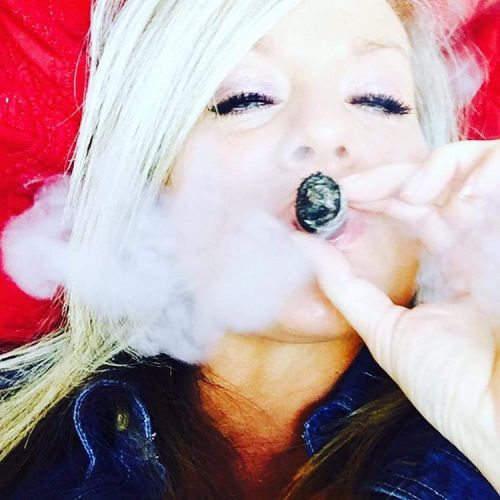 tincupqw: bailbroker: CigarSpiritsLounge.com #cigars #happyhour #alisoviejo #jackdaniels #crownroyal