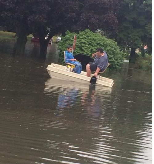 two-vibrant-hearts:  macaulayskulkin:  just-jupiter:  The metro Detroit area has flooded and this is how the community reacted. (Twitter masterpost)  If Detroit can do one thing it’s to fucking deal and I love my city  Pure Michigan, bitches. 