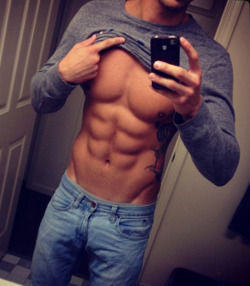 waistbandboy:  Shirtlifter showing off his abs! 