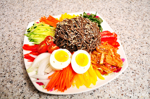 Learn how to make 막국수 (Makguksu) at ©바른먹거리. Cold noodles with various toppings, all mixed 