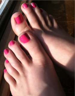 kissabletoes:  If you’re a good foot slave