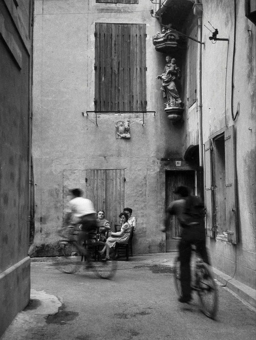 artchiculture:Willy Ronis | Bollène, France, 1954.