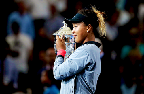 angiekerber:Naomi Osaka of Japan poses with the championship trophy after winning the Women’s Single