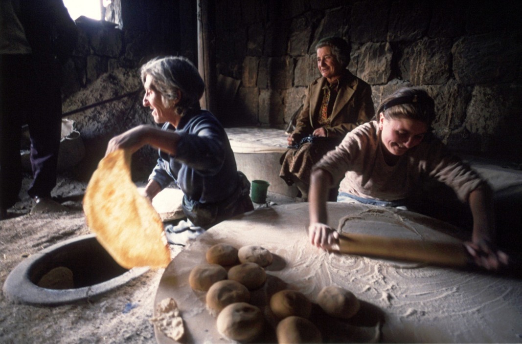 biladal-sham:Saratak, Armenia, 2000. Women baking bread // Ian Berry