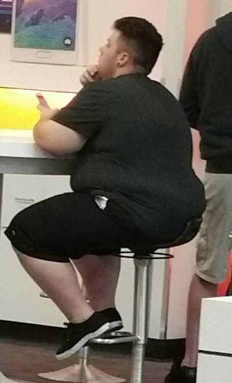 Love seeing curvy guys in public. I wish porn pictures