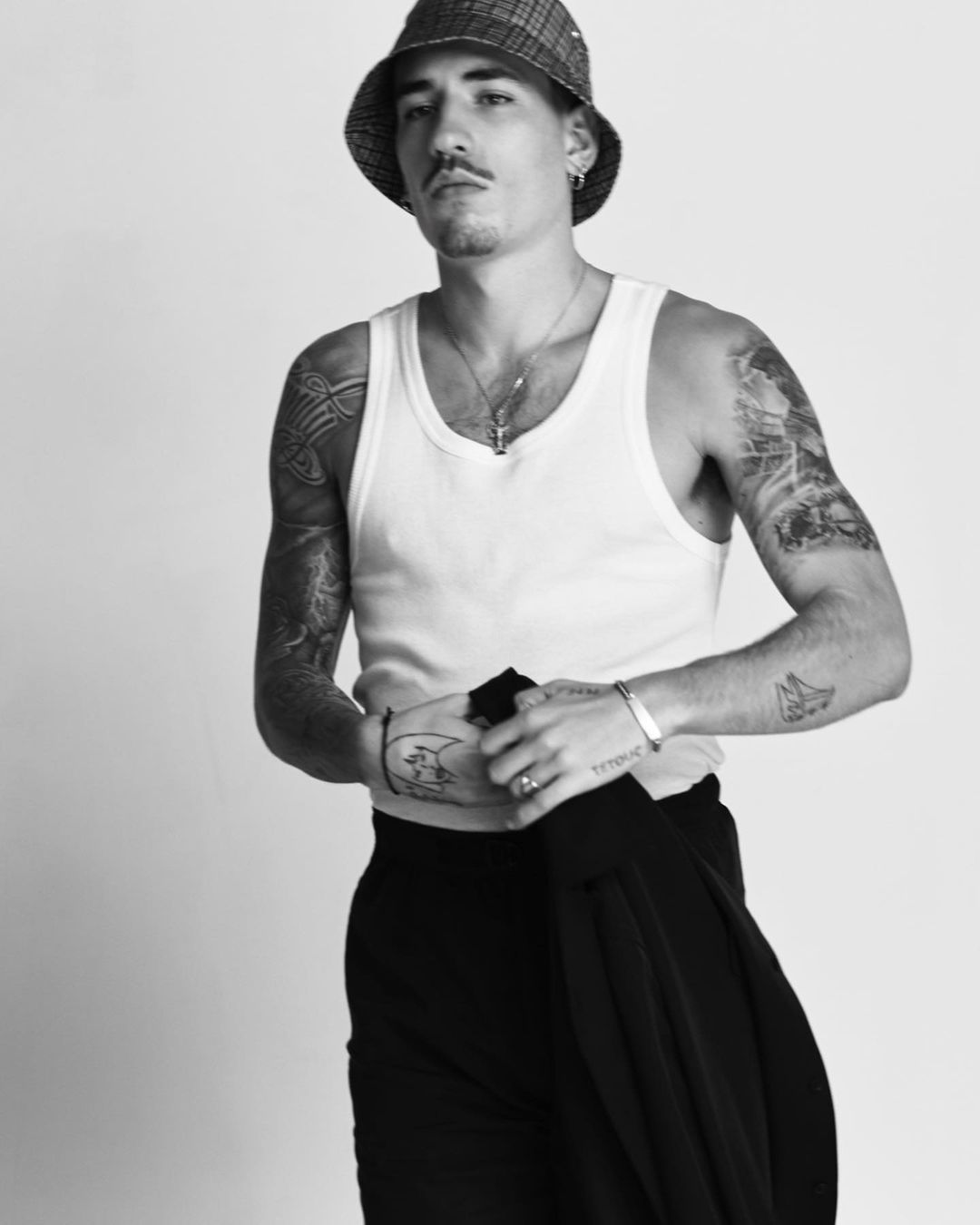 Arseblog - People getting angry about what Hector Bellerin wears are very  strange. He's got a unique fashion sense and that should be celebrated, not  criticised. Go Hector! [Cue: 5000 comments about