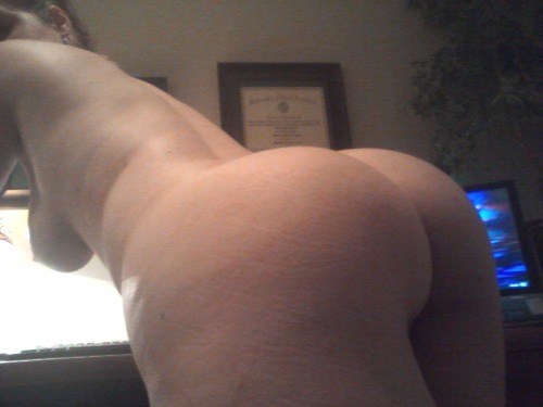 serenaselfies:  What it might look like if my boss fucked me at his desk (which this is)….   Booty