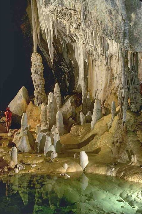 LECHUGUILLA CAVE, NEW MEXICO, USA Lechuguilla Cave is the seventh longest explored cave in the world