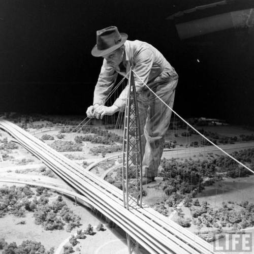 Setting up the General Motors exhibit at the New York World’s Fair(Alfred Eisenstaedt. 1939)