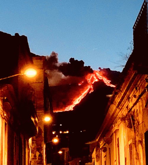 estperpetua:social media users posting pictures of etna’s eruption from their homes (16.02.2021)And 